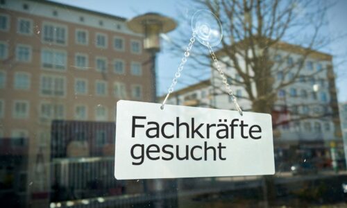 Fachkräftemangel in verschiedenen Branchen: Herausforderungen und Lösungen