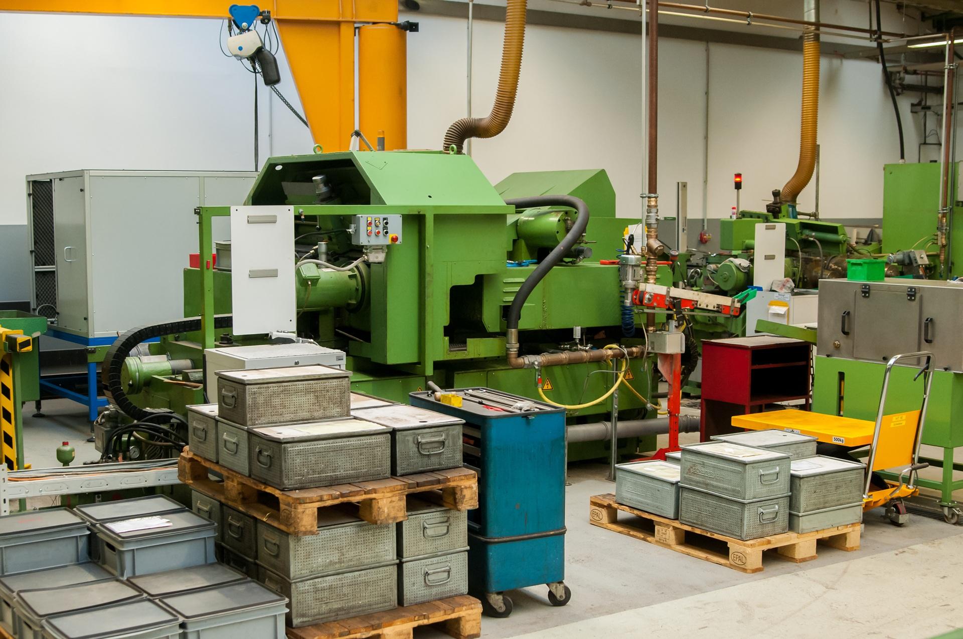 Entstauber in Maschinenhalle bei laufender Produktion