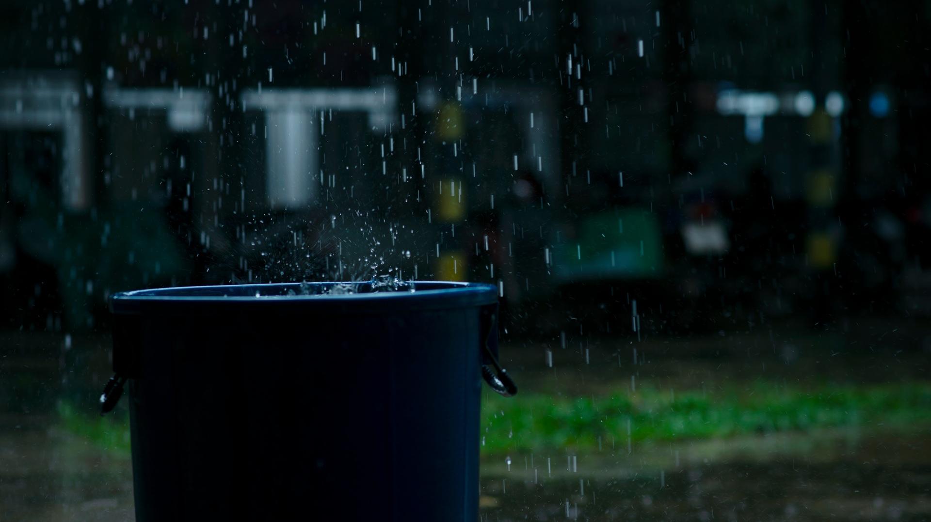 Regen faellt in offenen Wasserbehaelter | Zisterne