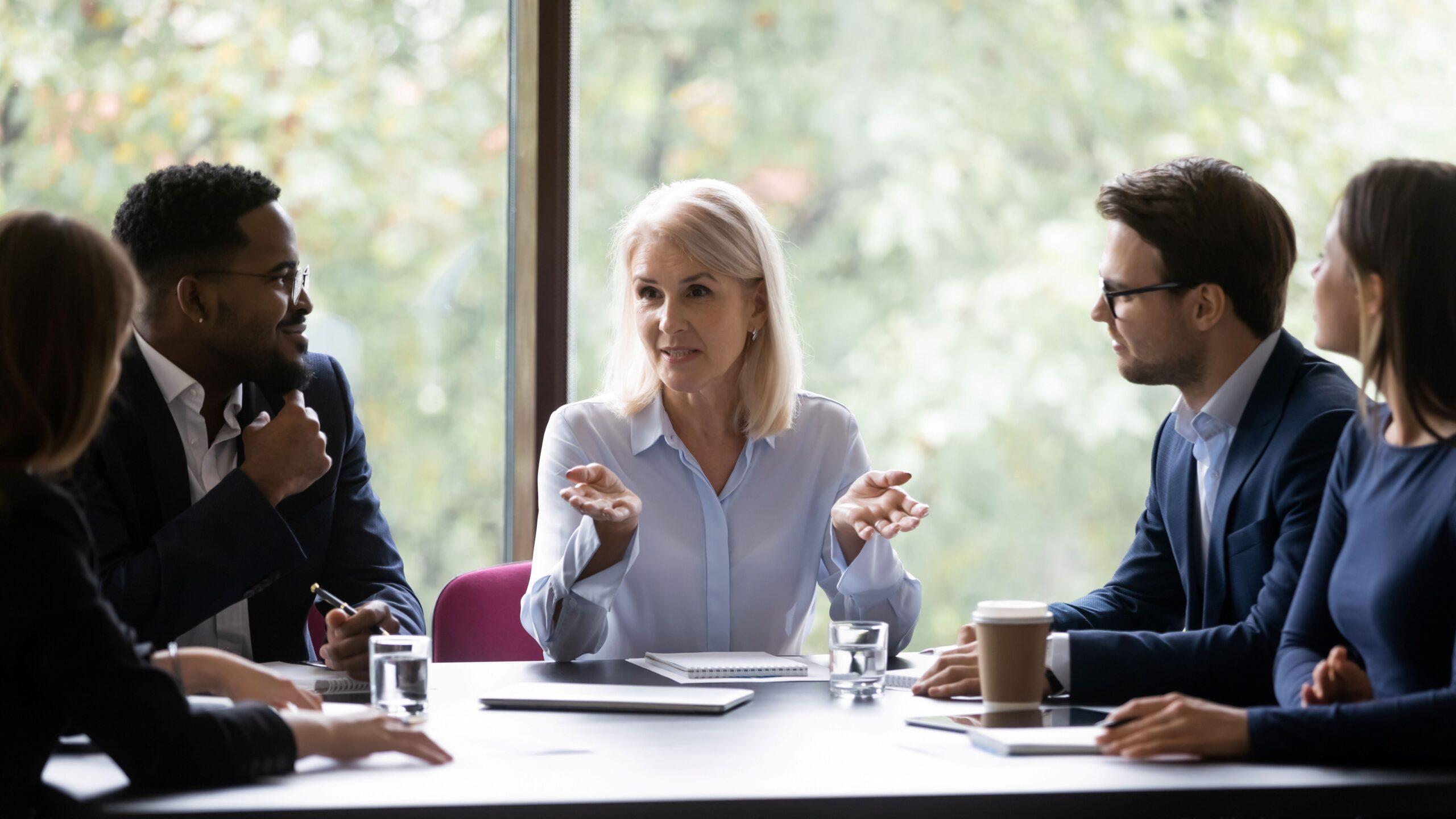 Führungskraft spricht offen mit Team über psychische Gesundheit im Rahmen eines Employee Assistance Program Deutsch