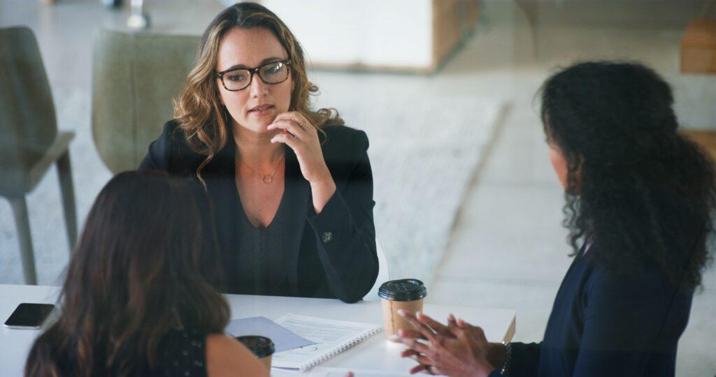 Führungskraft im Gespräch mit Teammitgliedern zur psychischen Gesundheit im Rahmen eines Employee Assistance Program Deutsch