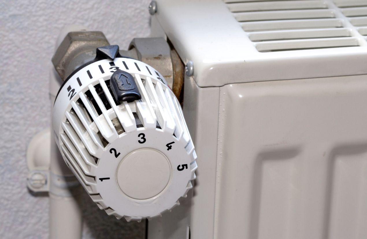 Nahaufnahme eines Heizkörpers mit Thermostat – Heizen und sparsame Nutzung bei schwankenden Heizölpreisen in Brandenburg