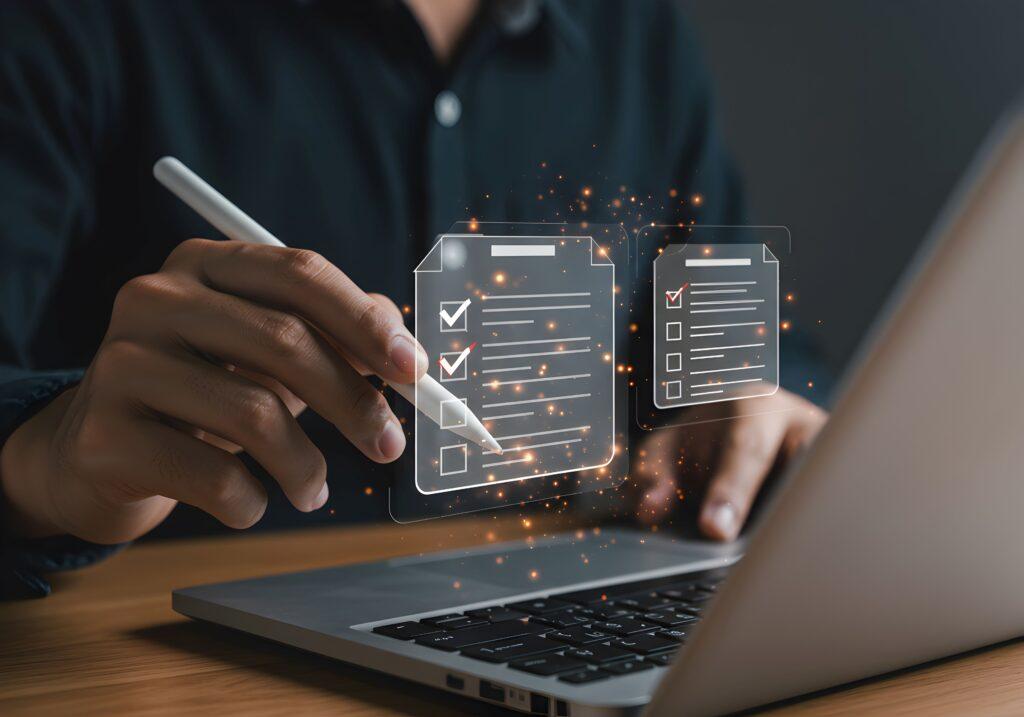 Compliance Anwalt prüft digitale Checkliste zur Umsetzung interner Strategien