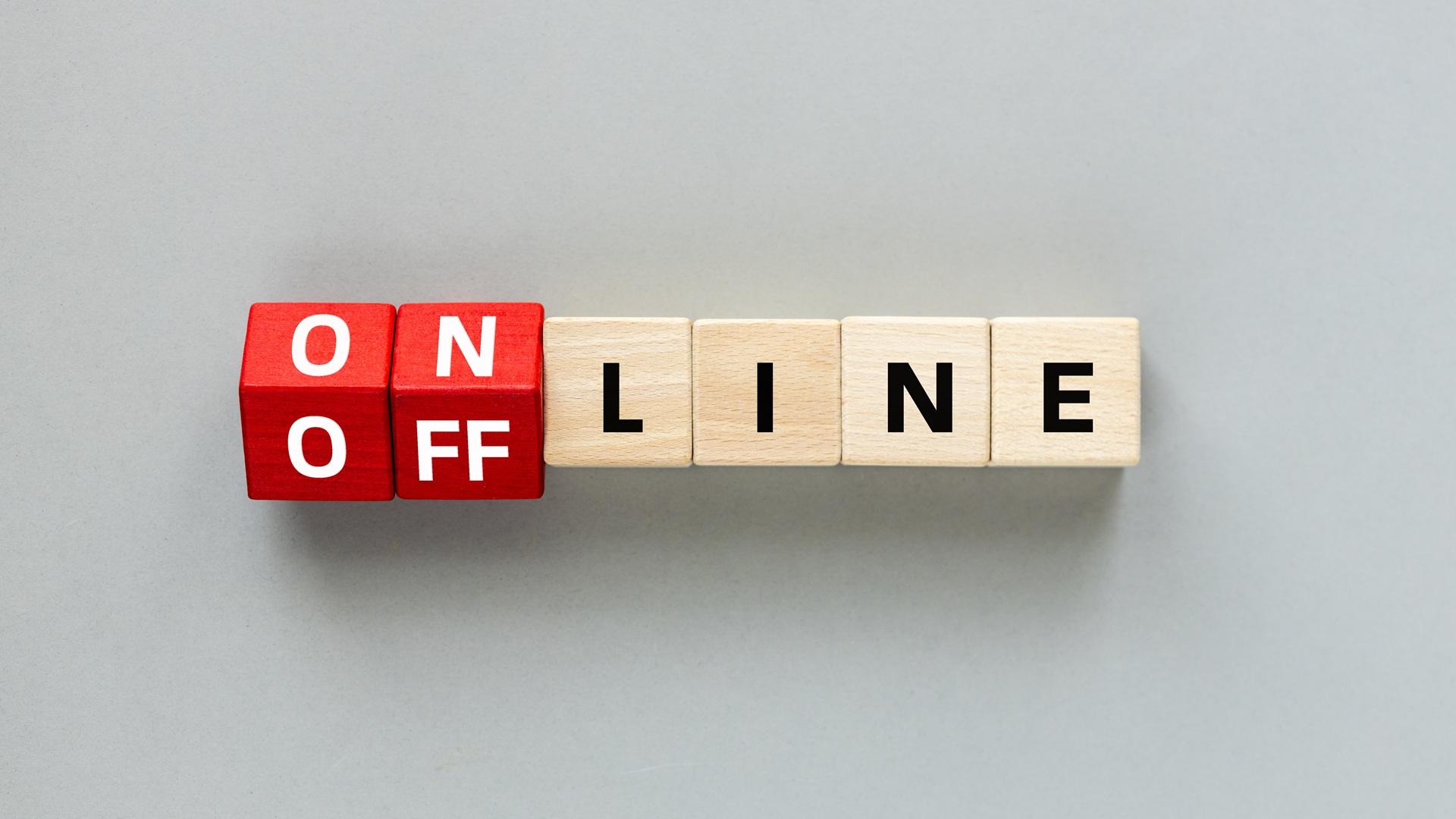 Online-/Offline-Strategie visuell dargestellt | Postkartenständer

