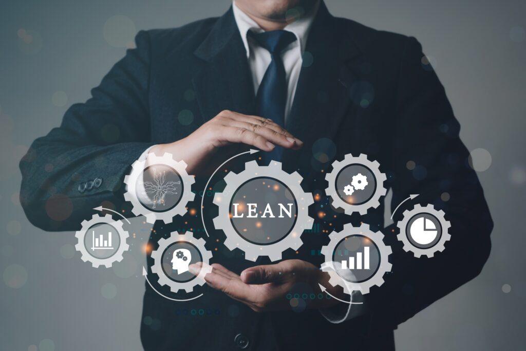 Geschäftsmann zeigt Lean-Strategie-Icons | Baugruppenmontage