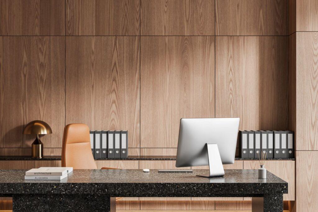 Modernes Büro mit strukturierter Holzverkleidung und dunklem Steintisch – Beispiel für Kombination mit Steinwand in Arbeitsbereichen