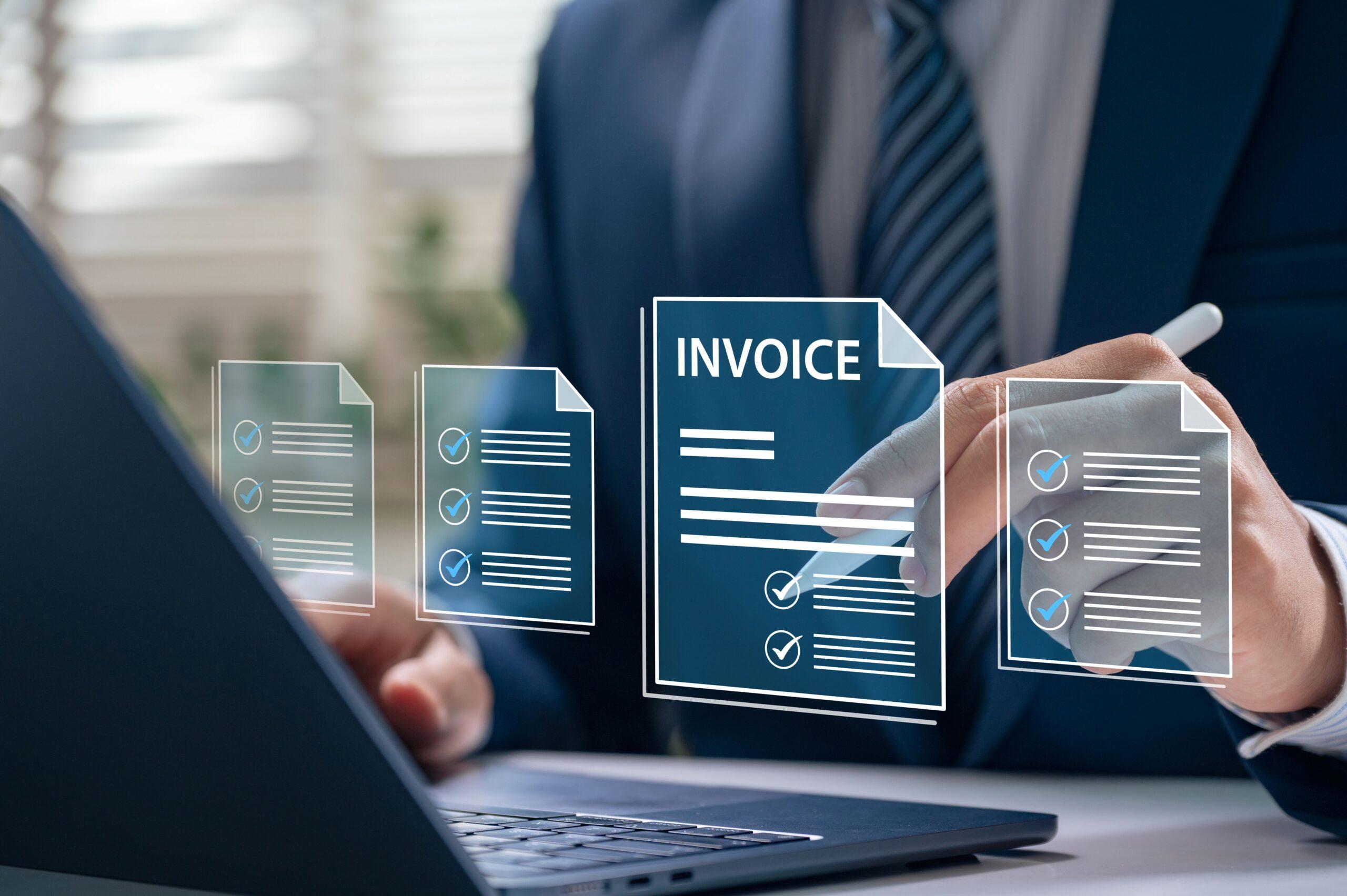 Businessperson tippt auf digitale Checkliste zur Gehaltsabrechnung online mit Häkchen und Invoice-Symbol über Laptop