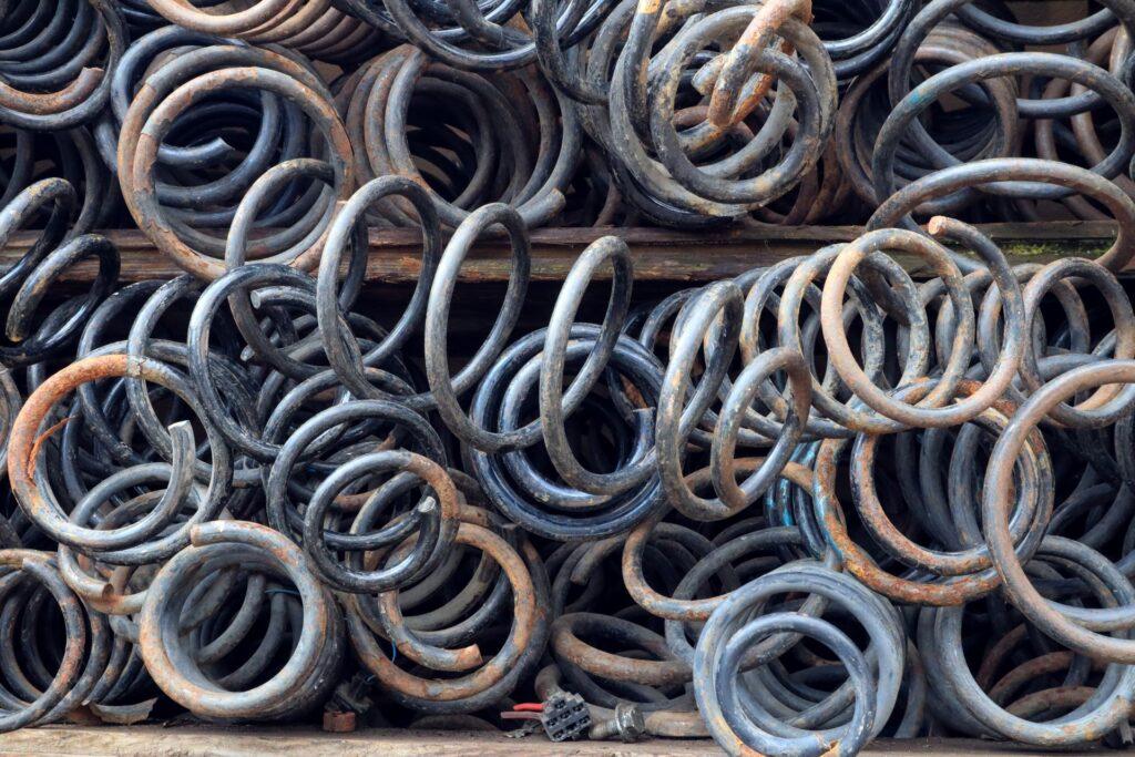rostige-spiralfedern-als-symbol-fuer-mechanische-belastung-und-energieaufnahme