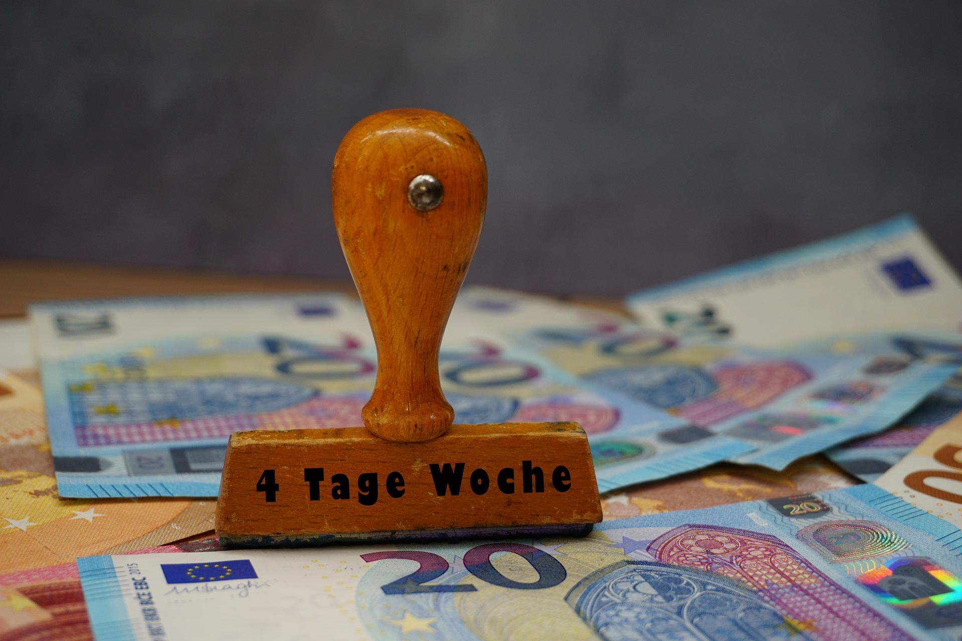 Stempel mit Aufschrift 4 Tage Woche | Familienservice