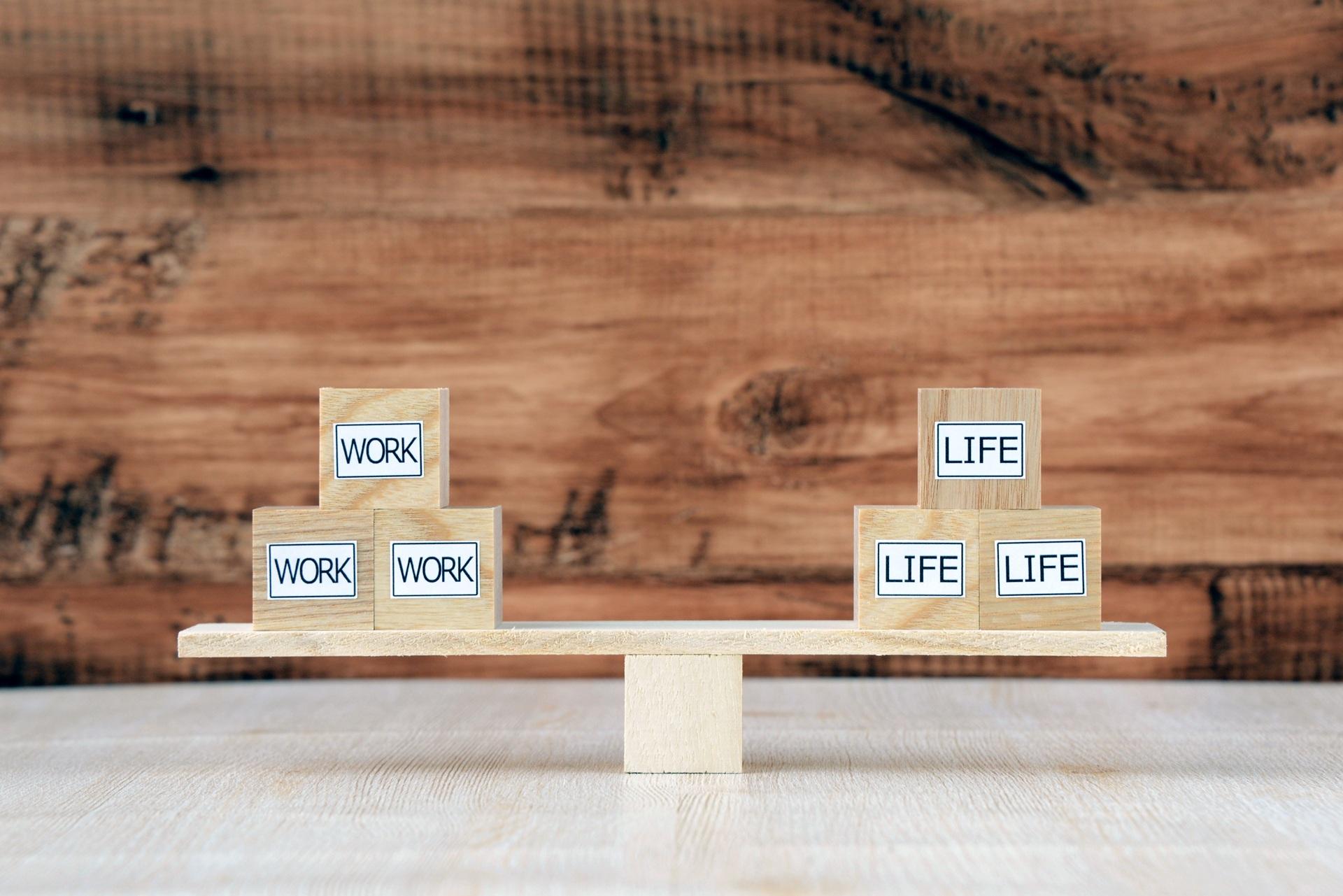 Holzklotz Waage zeigt Work Life Balance | Familienservice