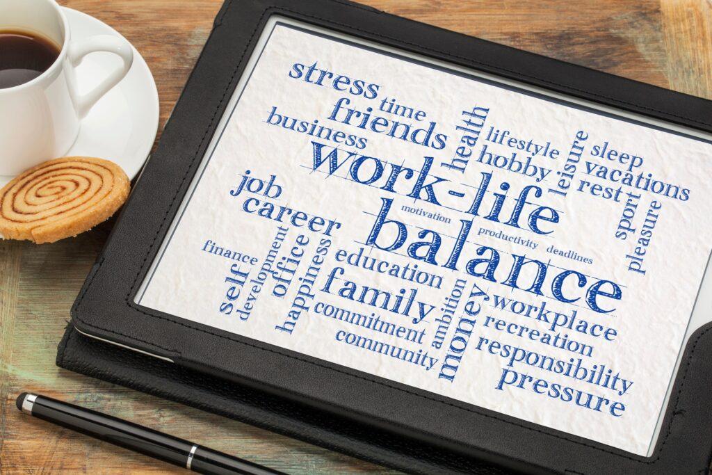 Tablet mit Wortwolke Work Life Balance | Familienservice
