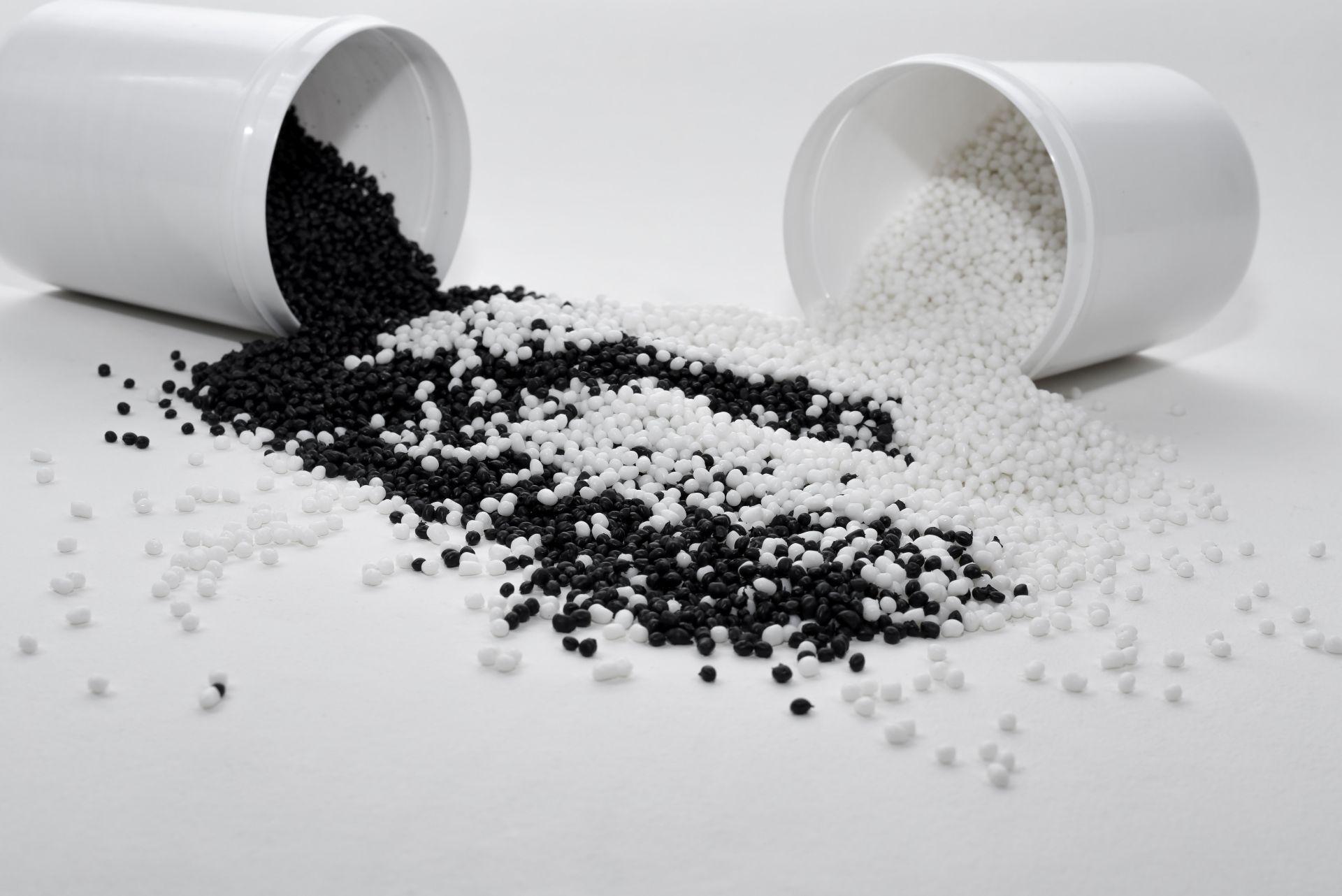 kunststoffgranulat-in-schwarz-und-weiss-als-basis-fuer-elastomer-anschlagpuffer