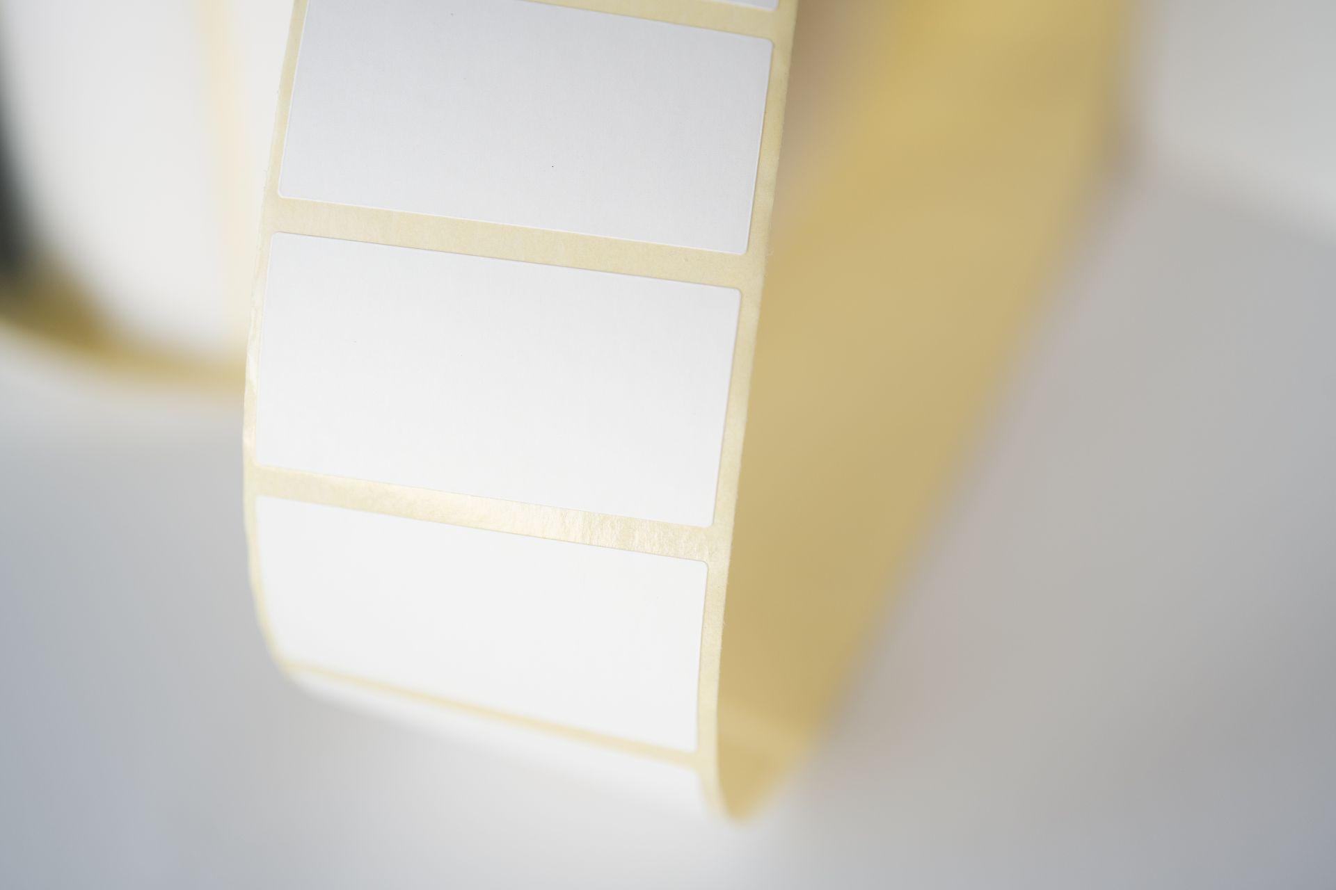Weiße Etiketten auf einer Rolle, bereit für den Einsatz im Thermodrucker
