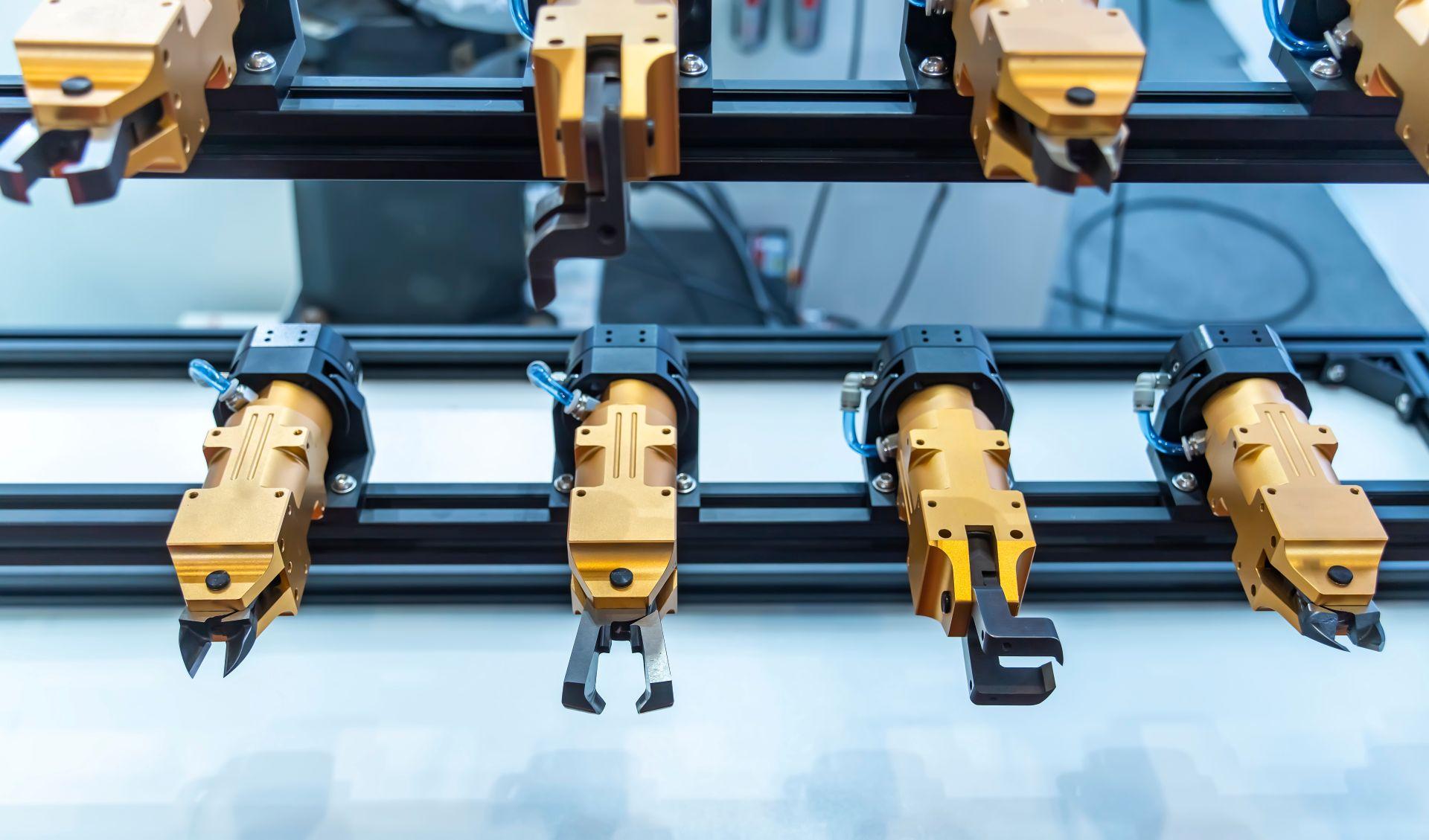 Reihe von praezisen Greifarmen als Montagevorrichtung in einer automatisierten Produktionslinie