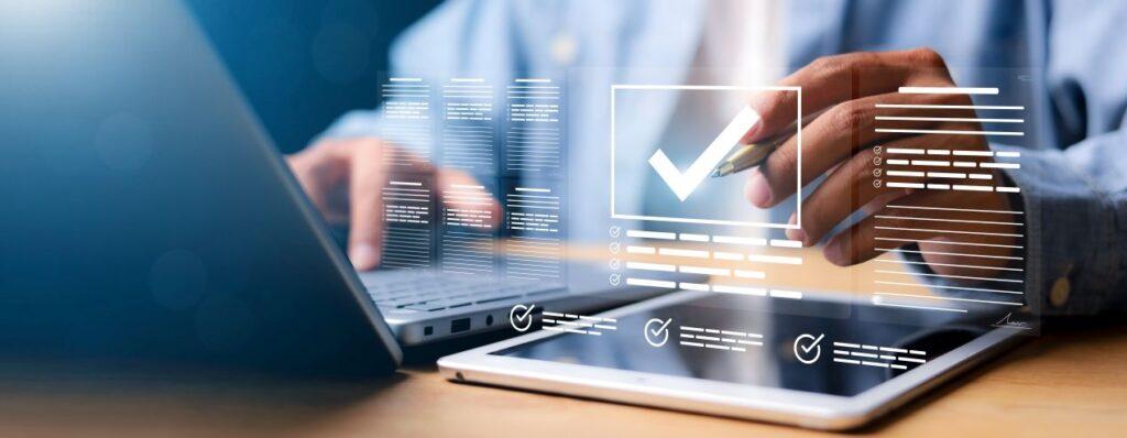 Tablet und Laptop mit digitaler Checkliste zur Kontrolle und Nachverfolgung bei ausgelagerter Reinraumreinigung in Industriebereichen