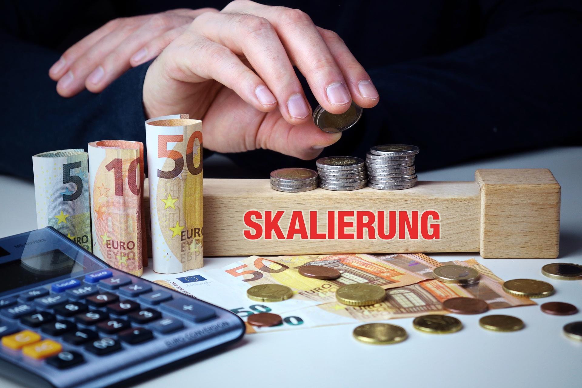 Münzen und Geldscheine als Symbol für Skalierung | mobiler Palettenwickler