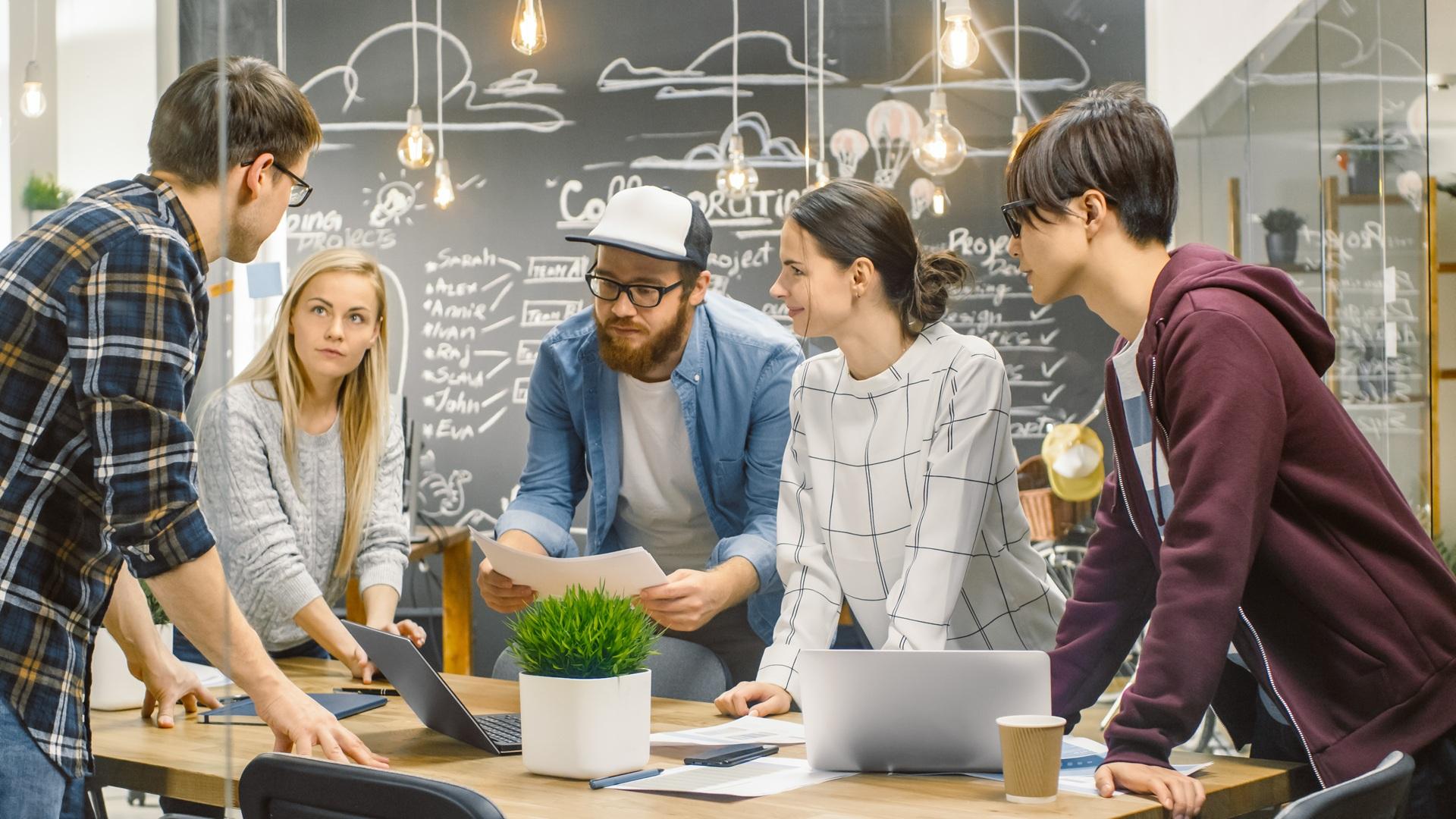 Team arbeitet an Start-up-Projekt im Büro | mobiler Palettenwickler