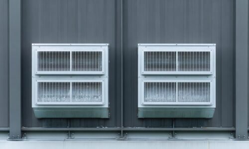 Wetterschutzgitter clever einsetzen: So schützen Sie Ihre Technik vor Wind und Wetter