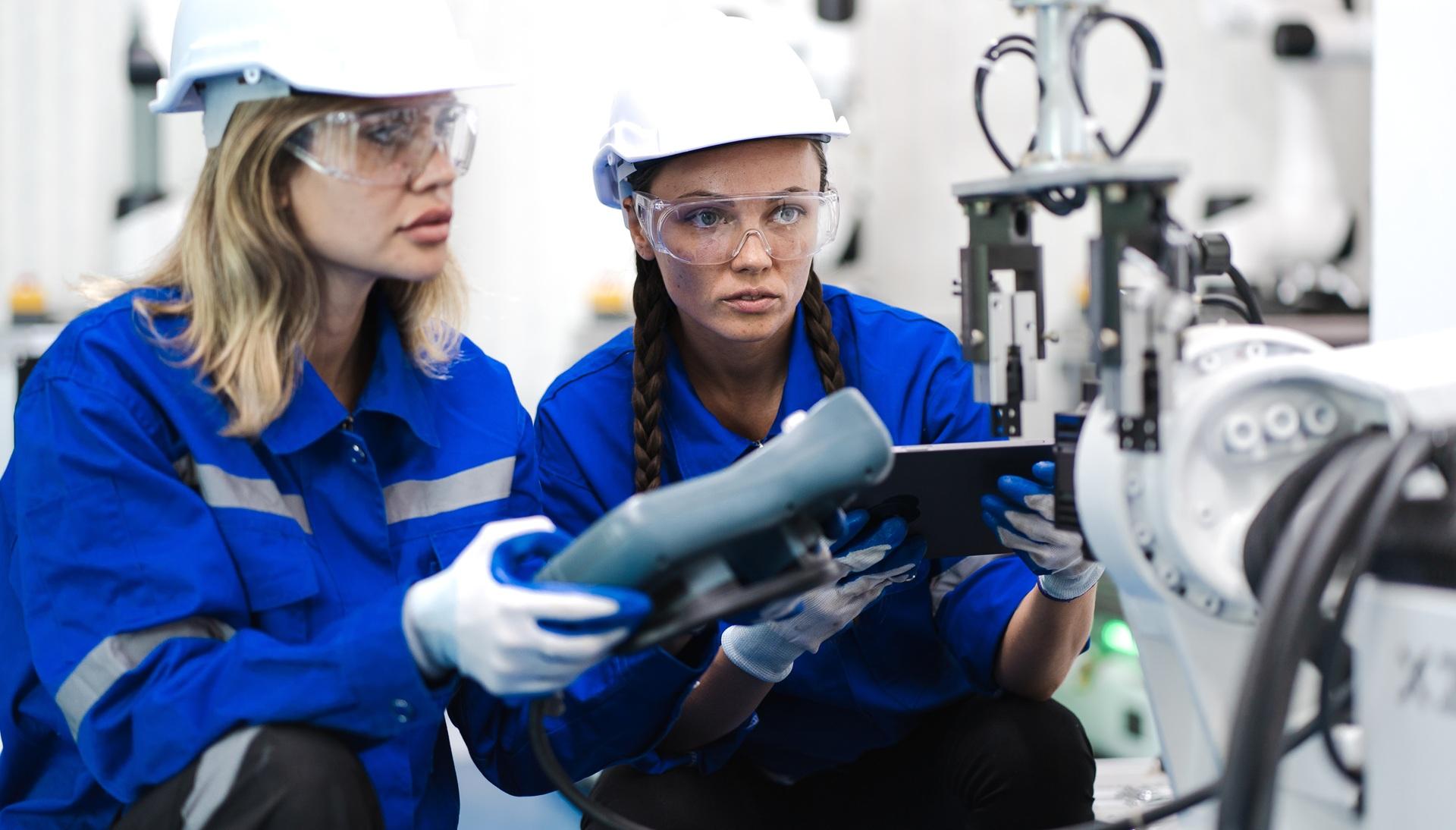 Zwei Ingenieurinnen prüfen Industrieroboter mit Tablet | Neigungssensoren